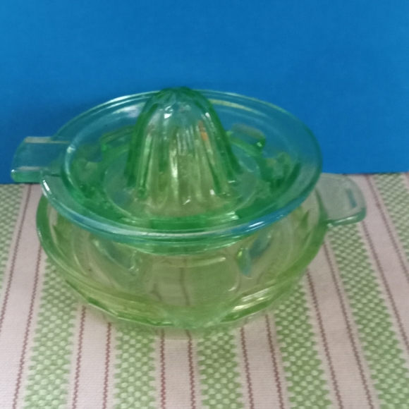 Vintage Green/ Uranium Depression glass Hand juicer - Picture 2 of 2